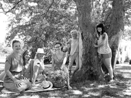 Gruppe von jungen Frauen im Freien, Picknick.