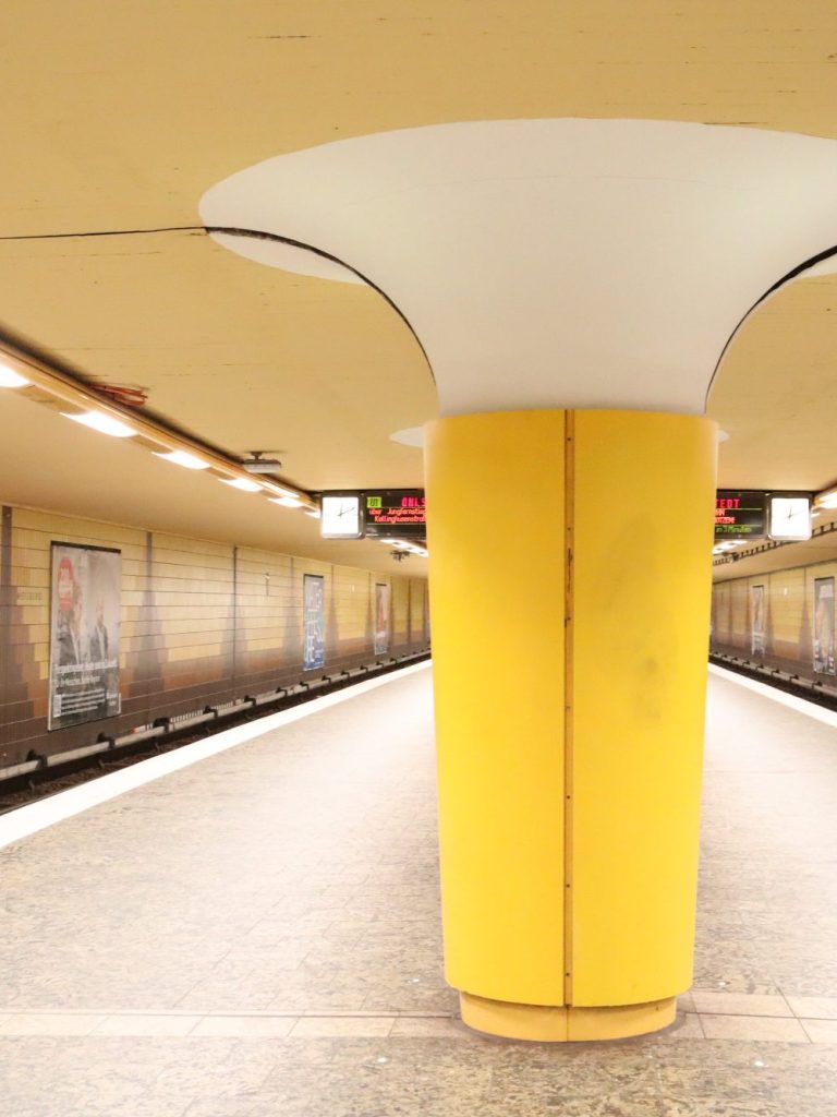 Metro Station in gelber Farbe.